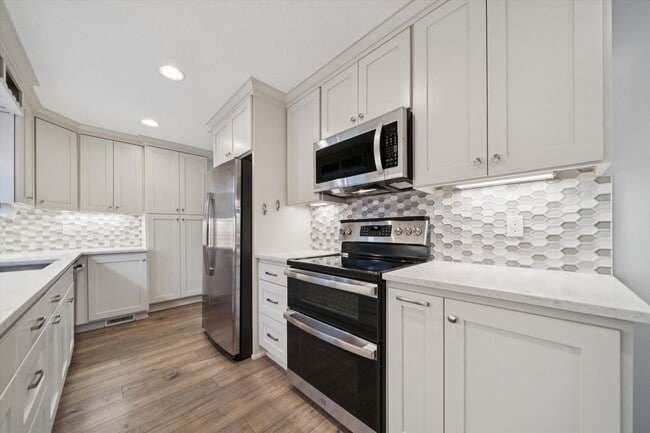 Building Photo - Beautiful Hillsdale 4 BR, 2 BA home