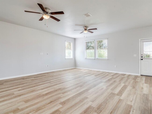 Building Photo - 424 Wapiti Rd