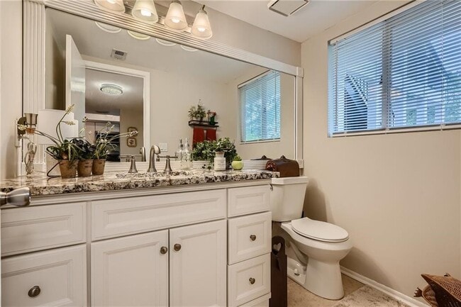 Building Photo - 15 Little Silver Ct