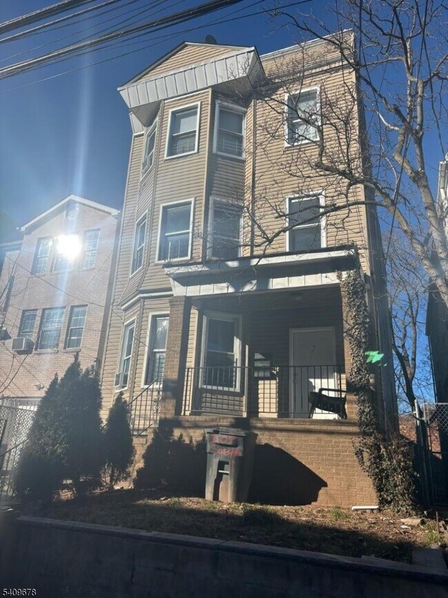 Building Photo - 309 S 11th St