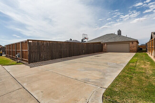 Building Photo - Luxury 4-Bedroom, 3-Bathroom Home in Kelse...