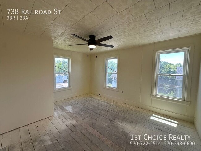 Building Photo - 738 Railroad St