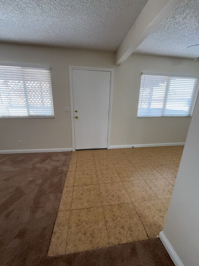 Building Photo - "Chic & Spacious 2-Bed Oasis in Prime Las ...