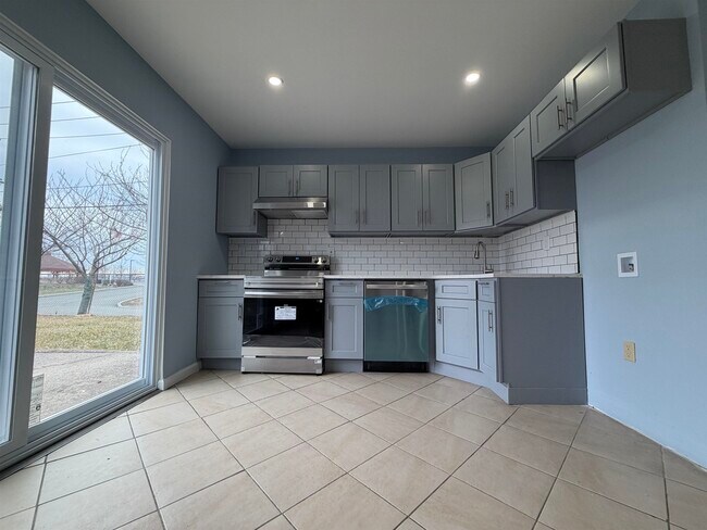 Building Photo - 14 Acorn Rd