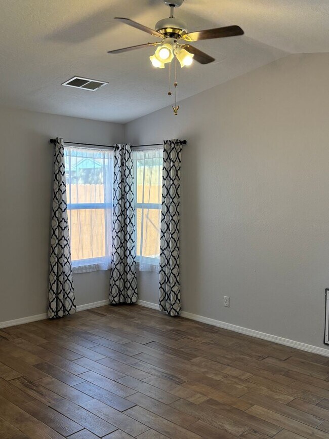 Building Photo - Charming 2 Bed, 2 Bath Home in Rio Rancho