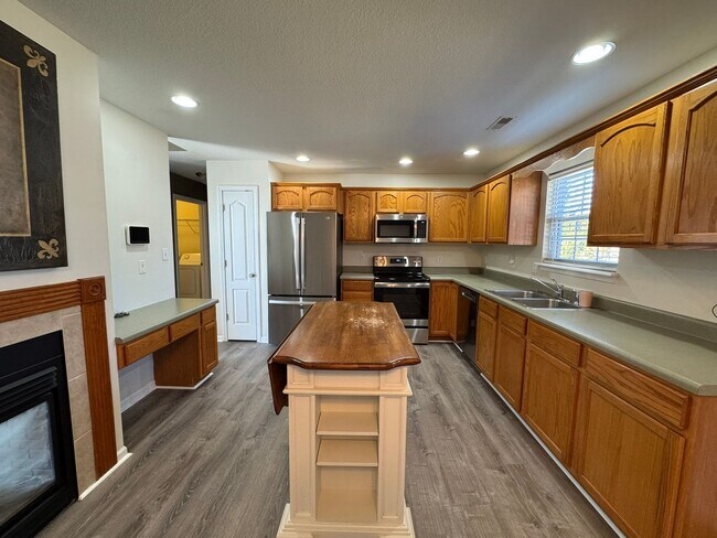 Building Photo - 2603 Oakfield Dr