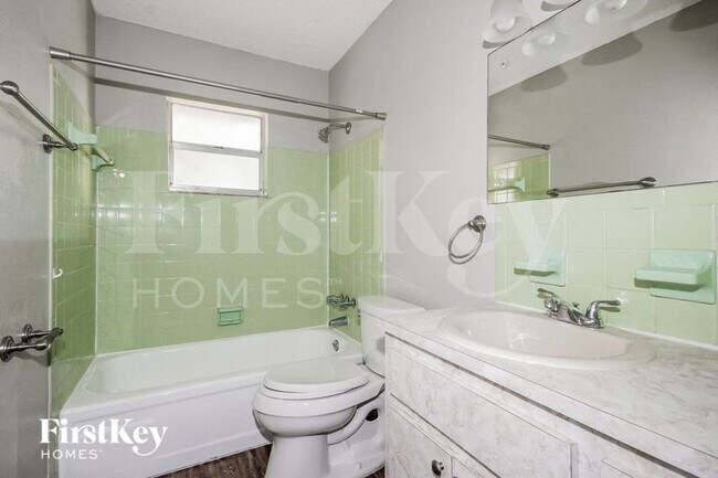 Building Photo - 130 Davison Ave N