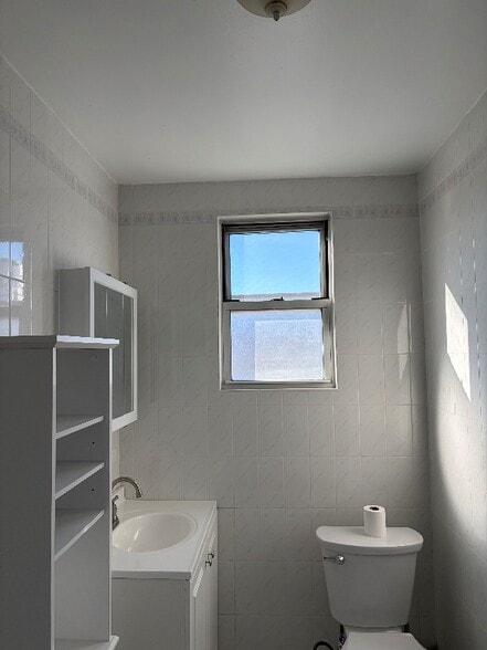 Building Photo - 21-75-2148 48th St