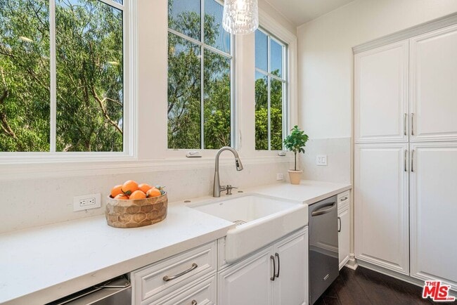Building Photo - 6241 Crescent Park W