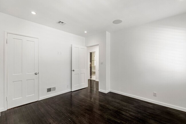 Building Photo - Designer-Done 3 Bed + 3 Bath in Prime Beve...