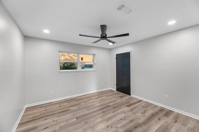 Building Photo - 213 Westview Dr