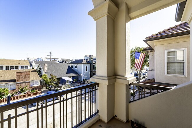 Building Photo - 119 Opal Ave