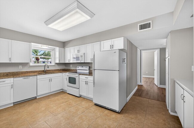 Building Photo - FULLY RENOVATED 2 BEDROOM WITH HUGE BONUS ROOM!