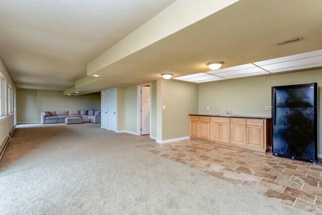 Building Photo - Large 4 Bedroom Edgemoor Home w/ Mother-in-law Suite