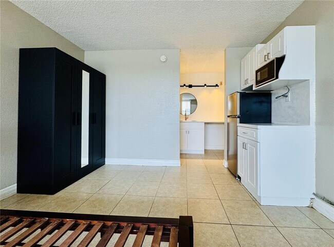 Building Photo - 7900 S Orange Blossom Trail