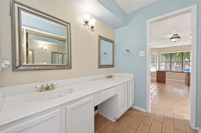 Building Photo - 30207 E Geneva Dr