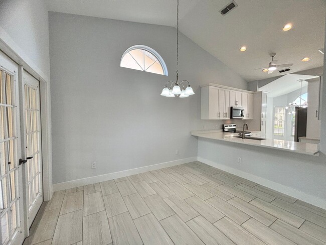 Building Photo - Charming 2 Bed, 2 Bath Home with Den in Fo...