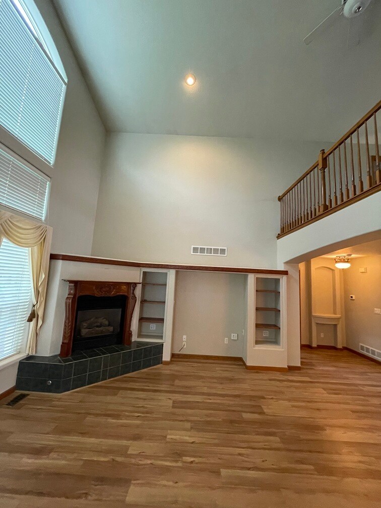 Building Photo - 1048 W 127th Pl