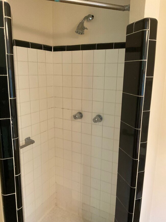 Building Photo - Great Home within Walking Distance to Campus.