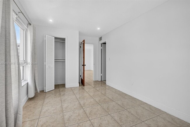 Building Photo - 1020 94th St