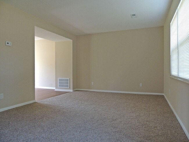 Building Photo - Convenient location , 2 bedroom 1.5 bath 9...