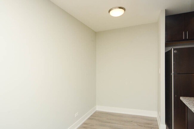 Building Photo - 533 W Surf St
