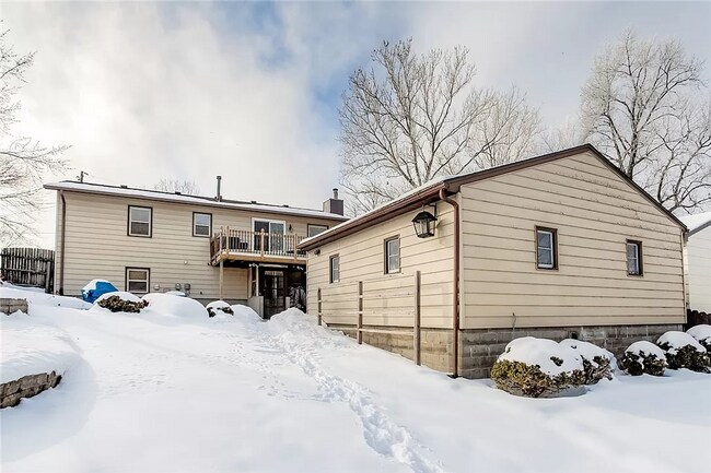 Building Photo - LOWER BEAVER!! 4 Bed, 2 Bath Home in Des Moines
