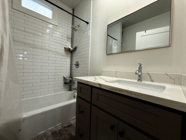 Building Photo - 5BD House Uptown