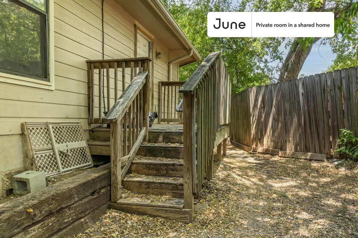 Building Photo - Private bedroom in 3 bed/2 bath Home