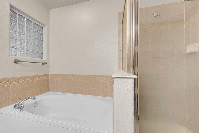 Building Photo - $2,695- 3 Bed, 3 Bath Updated Townhouse wi...