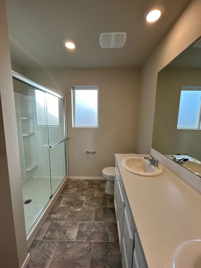 Building Photo - 3 Bedroom / 2.5 Bathroom Townhouse in NW R...