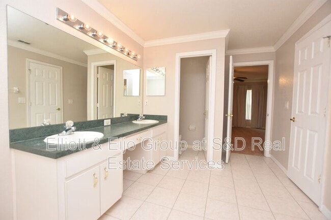 Building Photo - 6233 Napa Dr