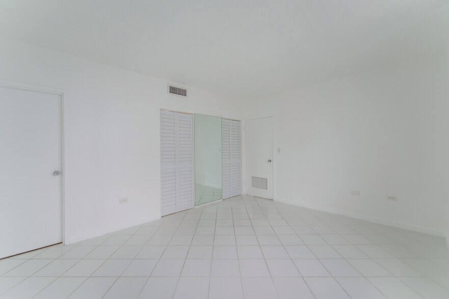 Building Photo - 801 Brickell Bay Dr