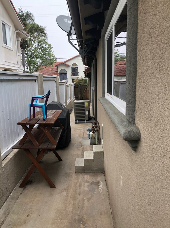 Side yard exclusive to house. - 2118 Ernest Ave