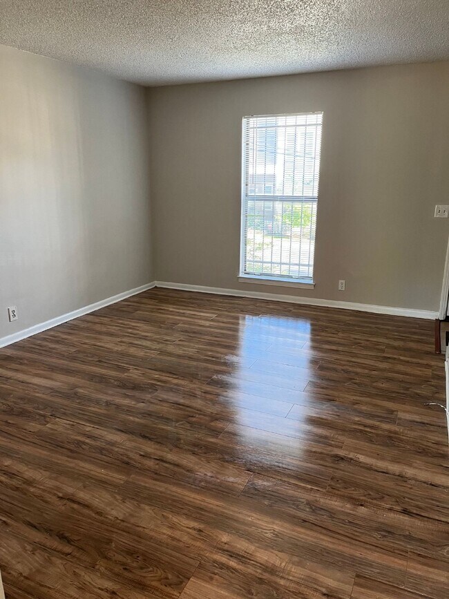 Building Photo - " 2-Bed Duplex on Delaware Street: Cozy Na...
