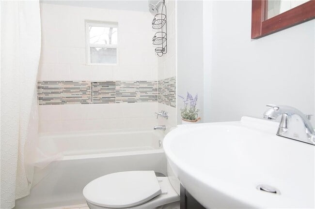 Building Photo - 531 Allendale Dr