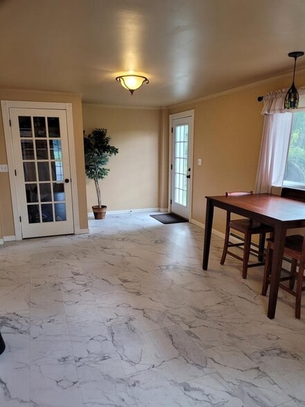 Building Photo - 136 Main St