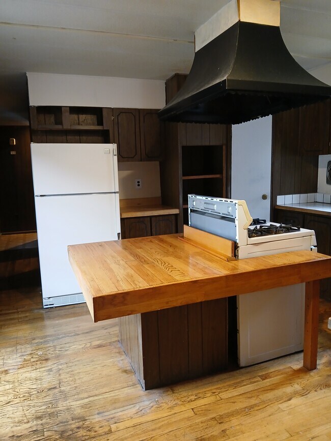 Building Photo - 2800 Miner St