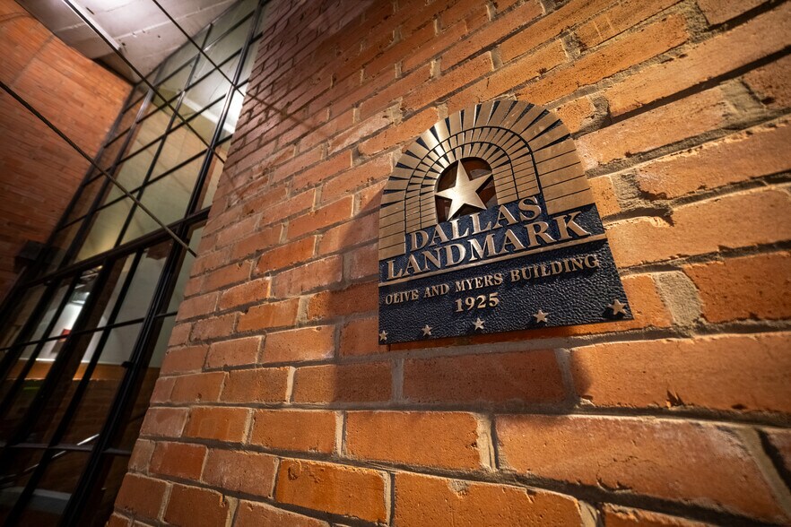 Building Photo - 2220 Canton St