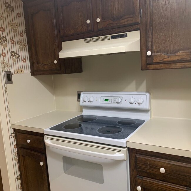 Building Photo - Spacious 3 bedroom 2 Full baths townhouse.