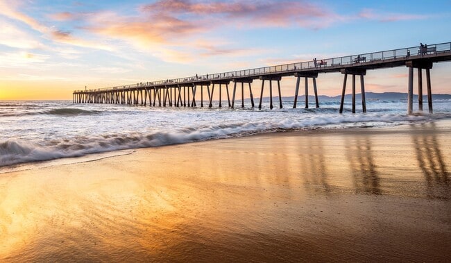 Building Photo - Top Floor 1 bedroom apartment Hermosa Beach