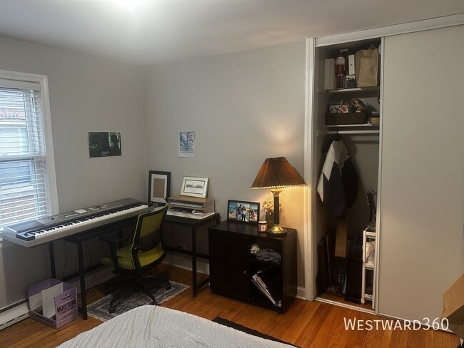 Building Photo - 2821 W Summerdale-2E