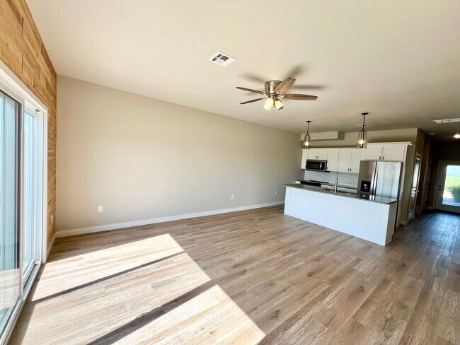Building Photo - Modern Townhome with STUNNING Views in West MHK