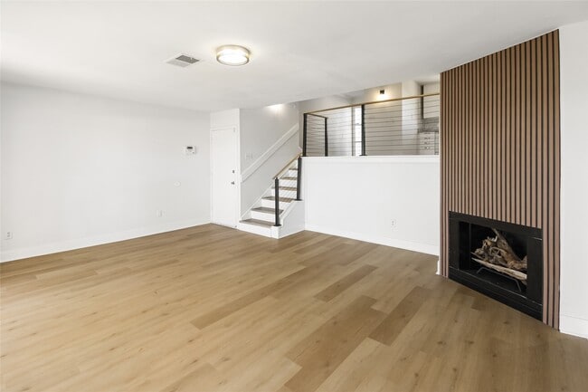 Building Photo - 5 Tiki Cir