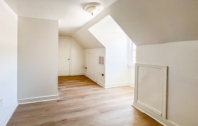 Building Photo - 1006 Greystone Ave