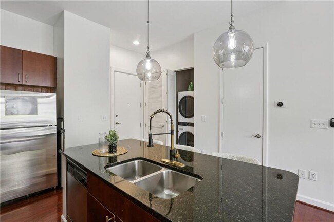 Building Photo - 711 Cosmopolitan Dr NE