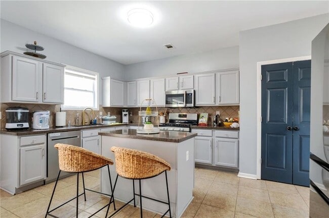 Building Photo - 1565 Hedington Cir SE