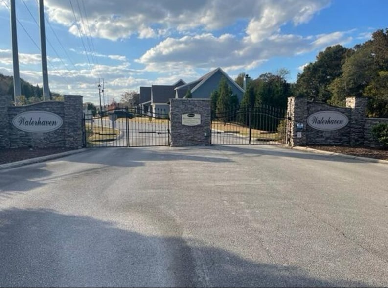 Building Photo - 2440 Waterhaven Dr