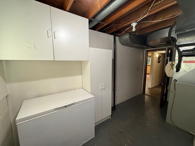 Building Photo - Modern 4 bed 2 Bath Split Level Single Fam...