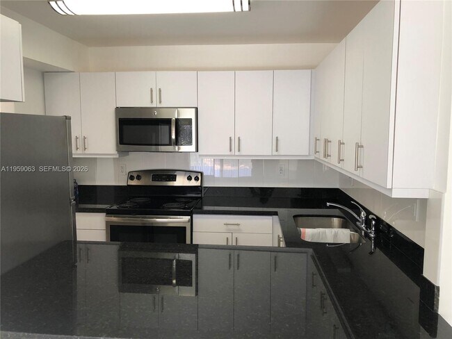 Building Photo - 9301 SW 92nd Ave